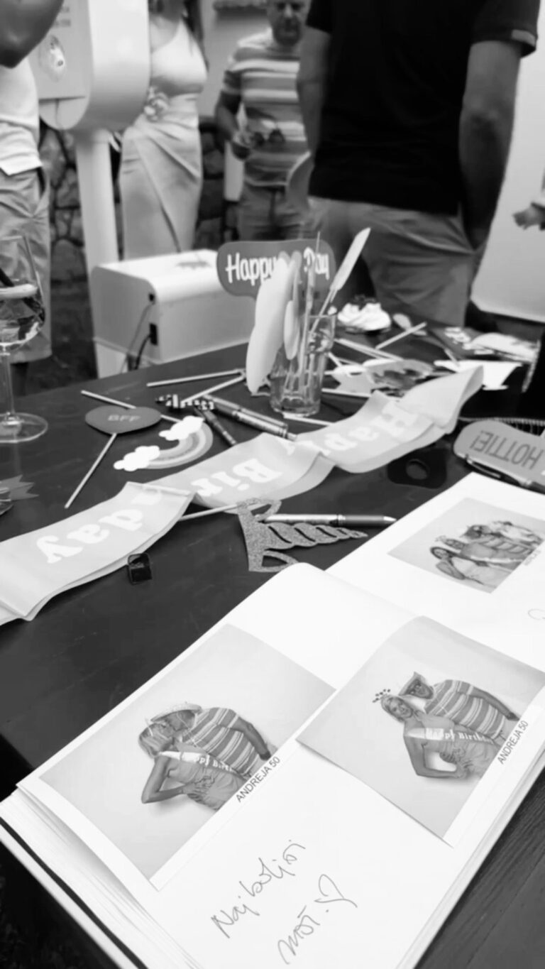 Instagram post from luxebooth.si. This post is in position 2.